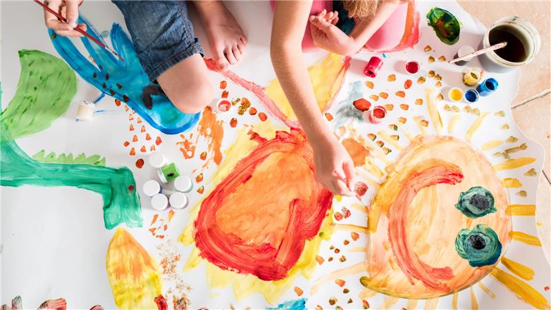 Children fingerpainting